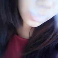 qq女生抽烟的头像:爱的太深,容易看见伤痕