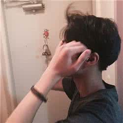 qq头像男生不露脸黑白:总是躲不开你的视线