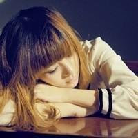 趴桌子上的qq女生头像:寻寻觅觅这么久