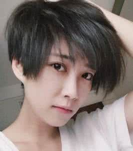 qq头像女生短发齐耳:多想牵着你的手
